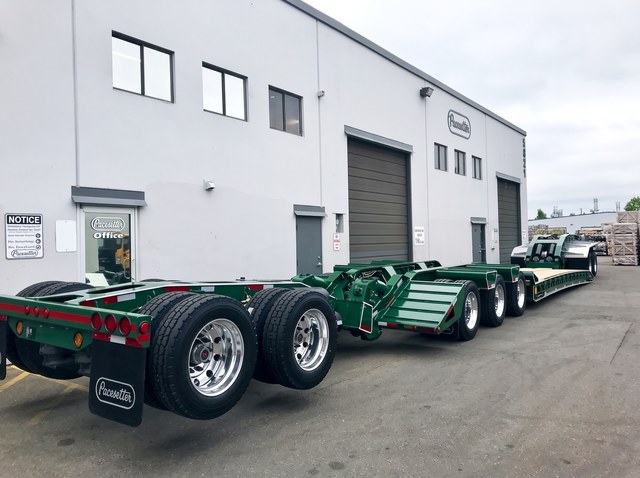 Rear three-quarter view of the green lowbed and matching axle modules.