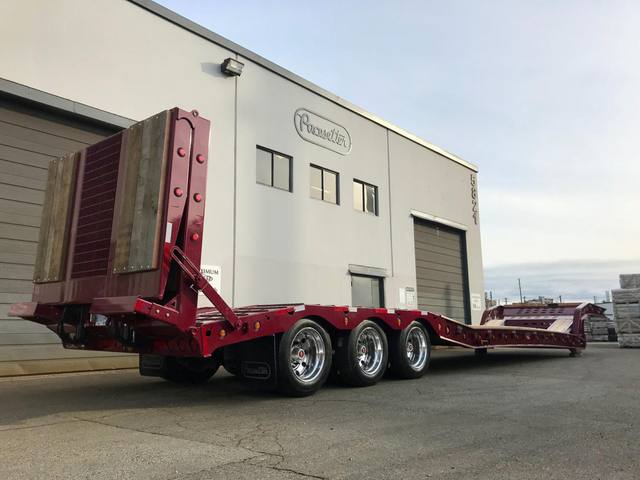 Burgundy L28 paving trailer with gold script decals on a sunny day, photo 17 of 18